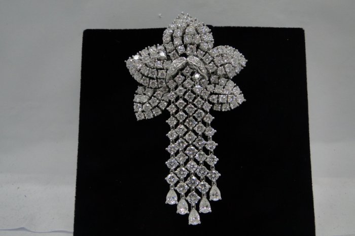 台北流當品拍賣 造型 鑽石胸針 白金臺 8克拉 喜歡價可議 